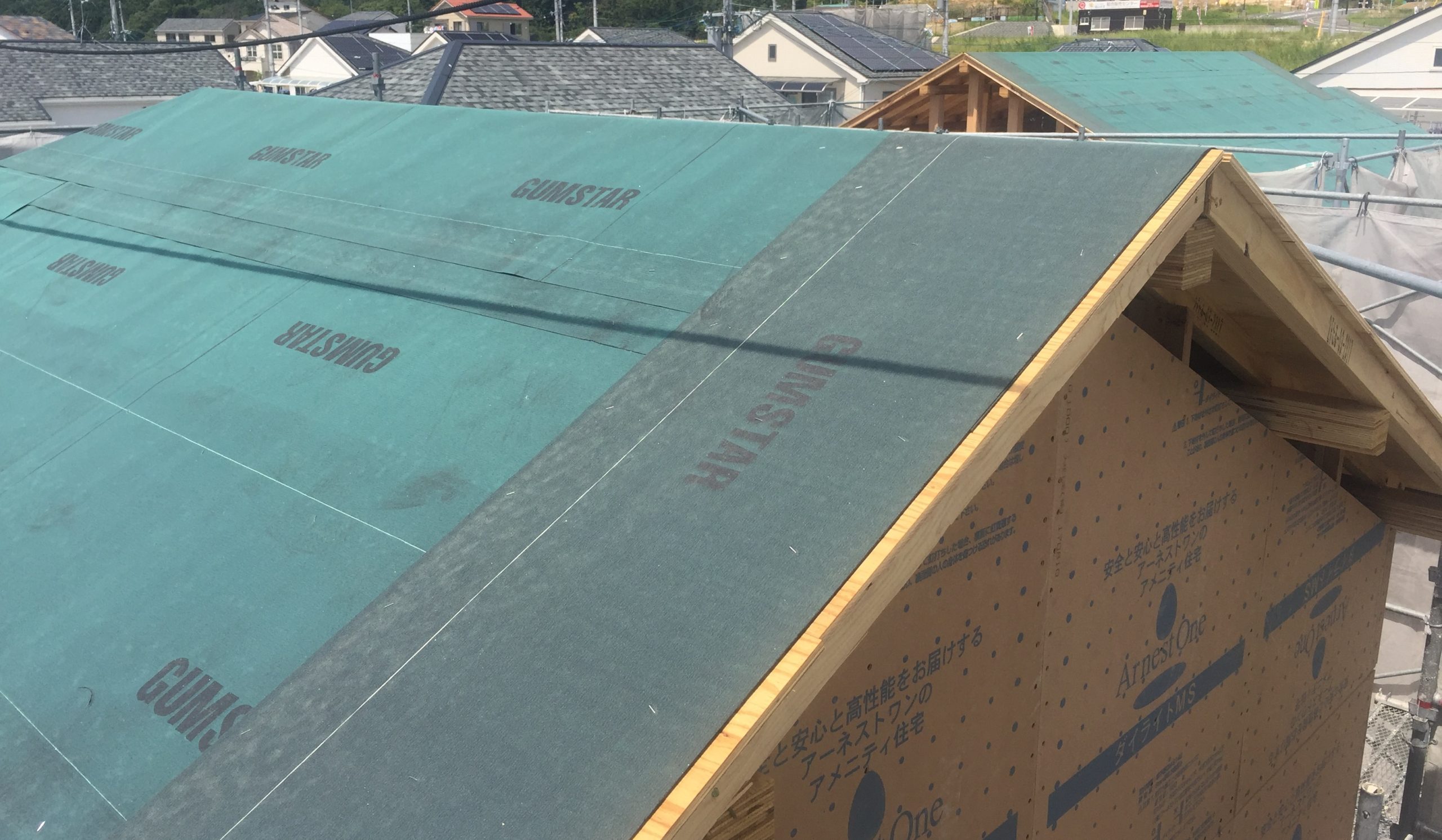 アーネストワンの屋根材はアスファルトシングル 建売住宅の屋根材